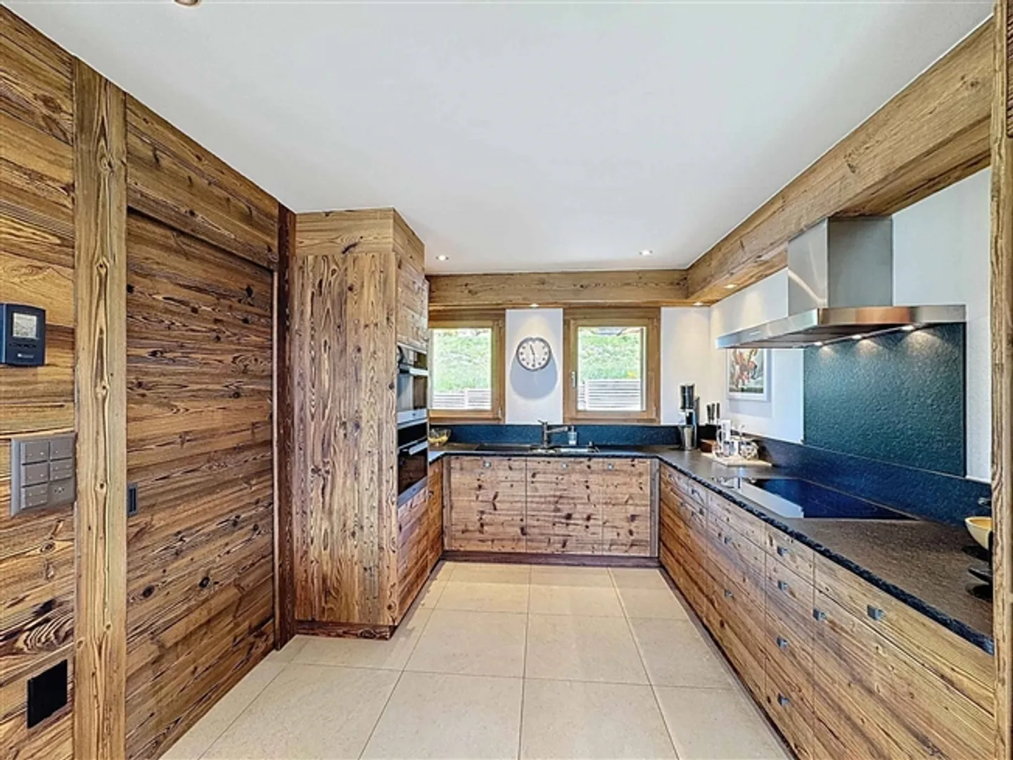 Beautiful chalet made of old wood with panoramic views - Photo 5 of 13