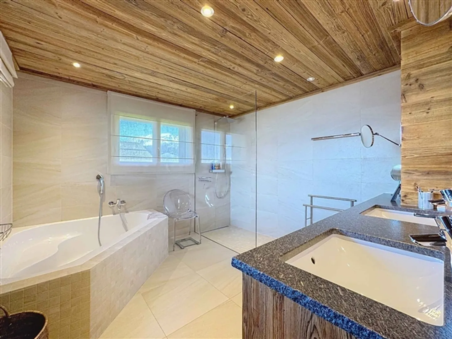 Beautiful chalet made of old wood with panoramic views - Photo 7 of 13