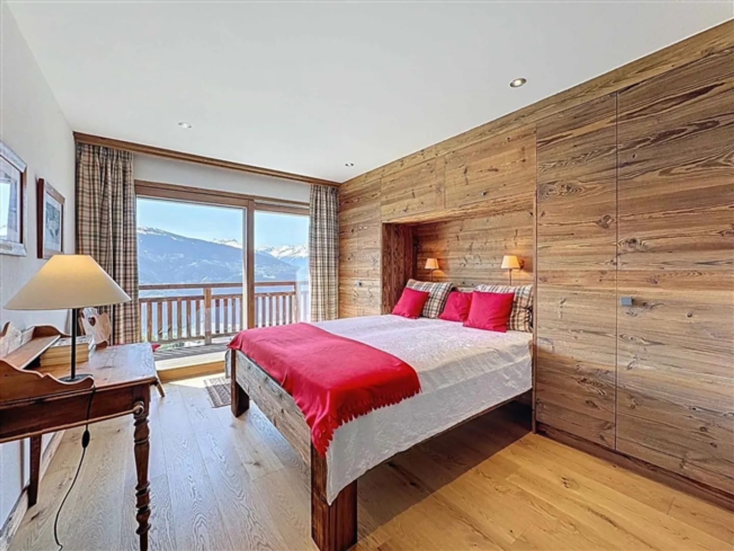 Beautiful chalet made of old wood with panoramic views - Photo 8 of 13