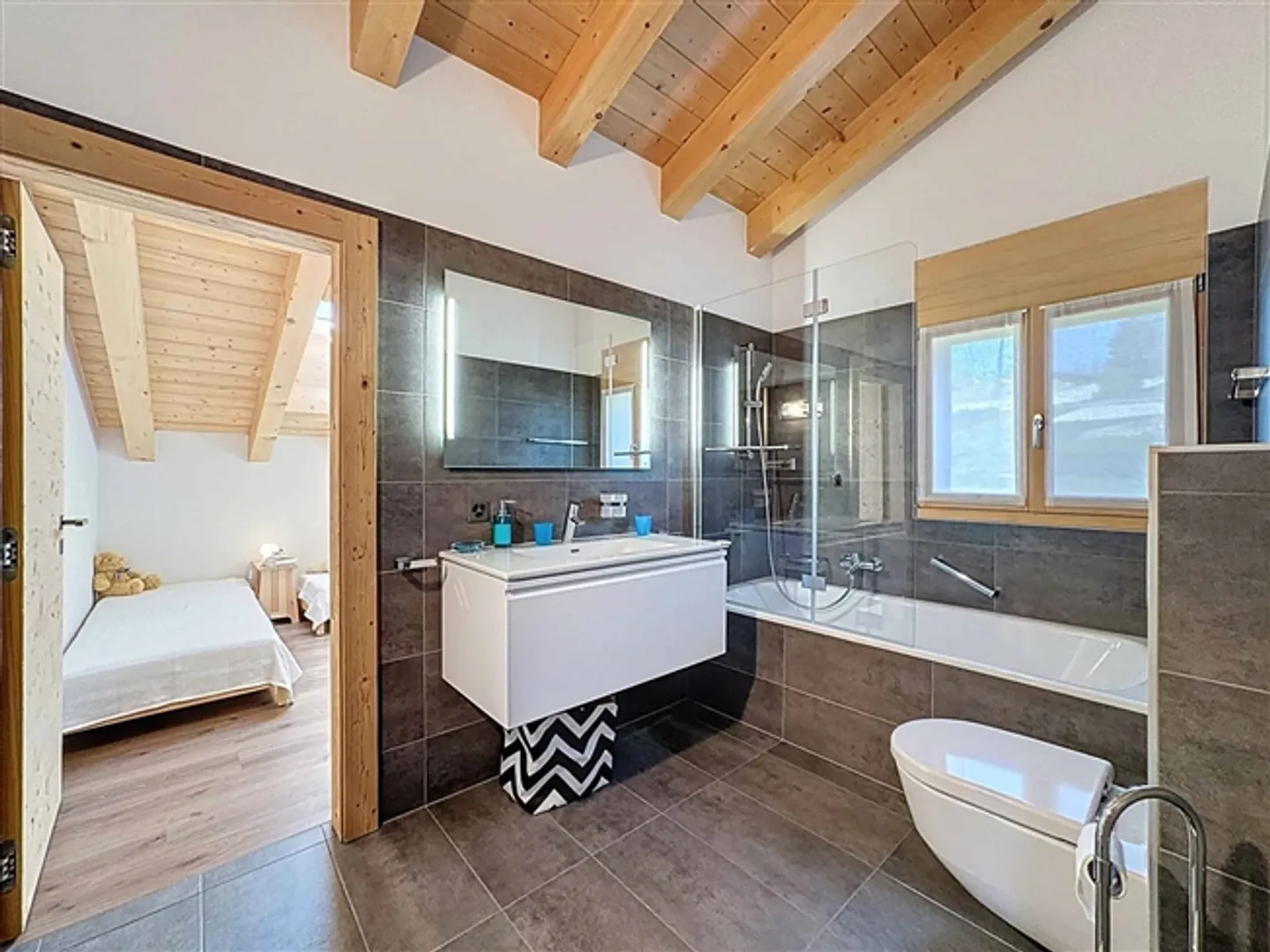 Beautiful chalet made of old wood with panoramic views - Photo 9 of 13