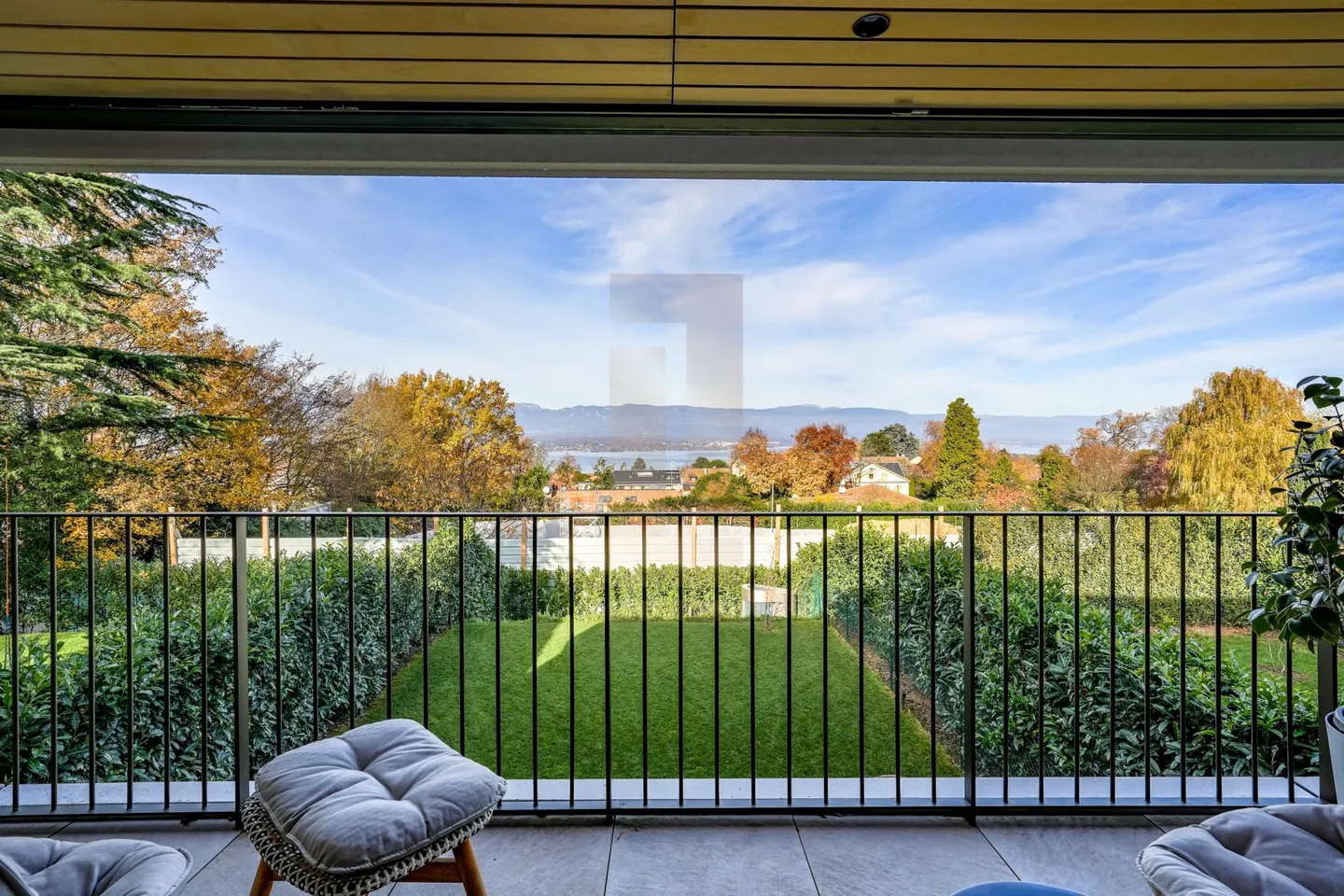 Exclusivity: Modern Turnkey House with Lake View - Photo 4 of 4