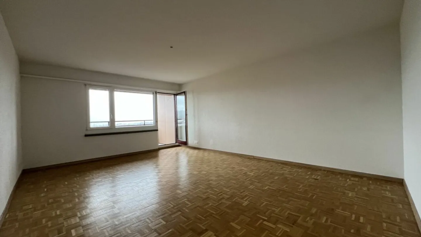 Modern Apartment with Balcony - Photo 4 of 8