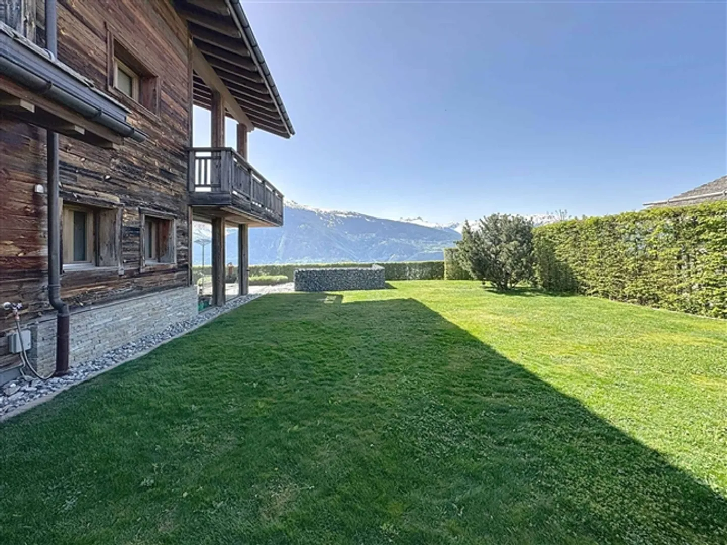 Beautiful chalet made of old wood with panoramic views - Photo 12 of 13