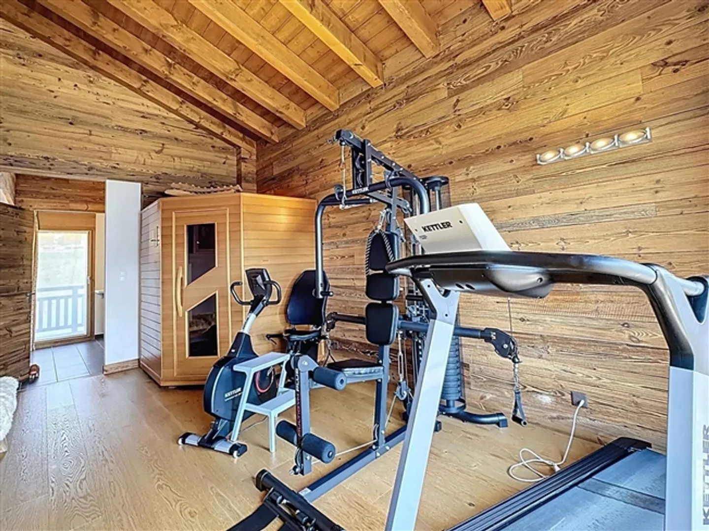 Beautiful chalet made of old wood with panoramic views - Photo 11 of 13