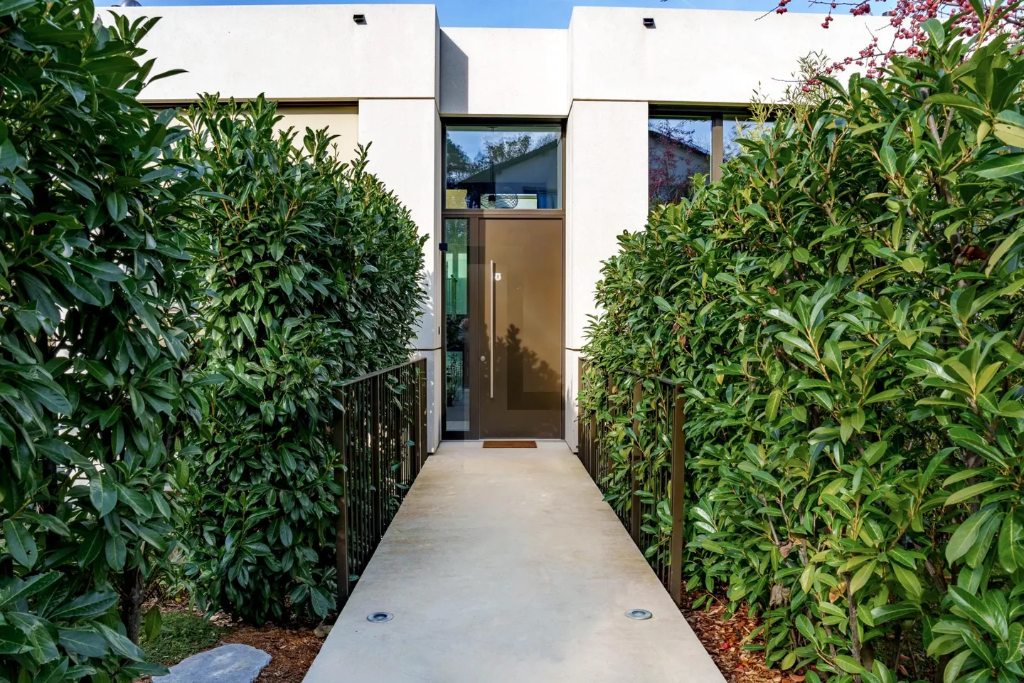 Exclusivity: Modern Turnkey House with Lake View - Photo 3 of 4