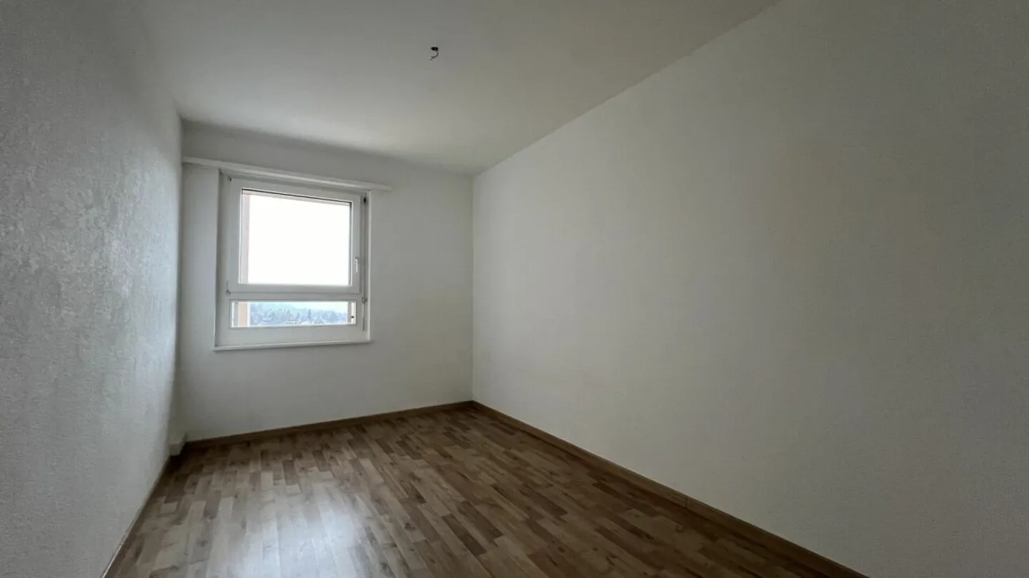 Modern Apartment with Balcony - Photo 6 of 8