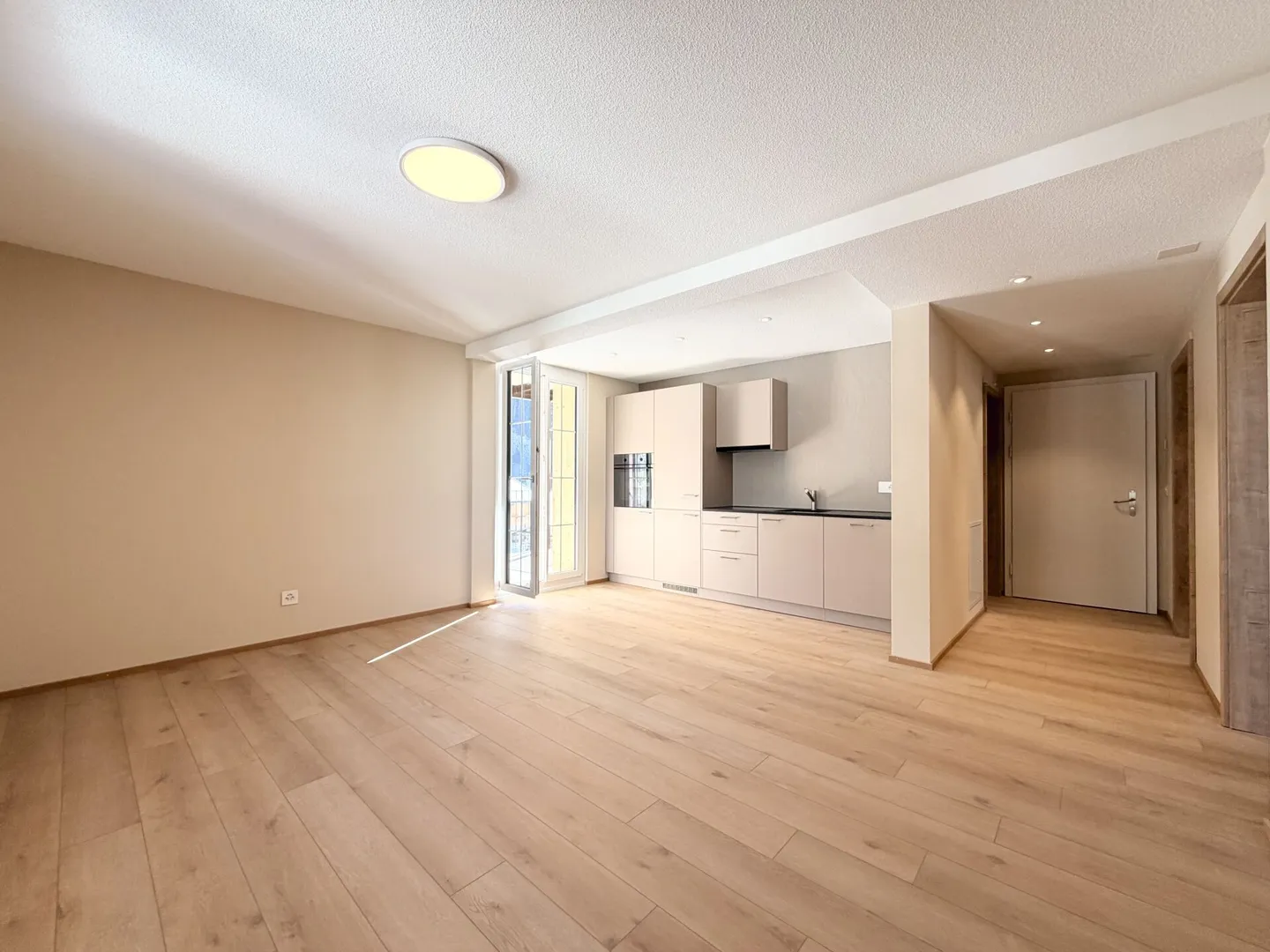 Move in now: Modern 3.5-room apartment with sunny terrace & mountain view - Photo 2 of 12