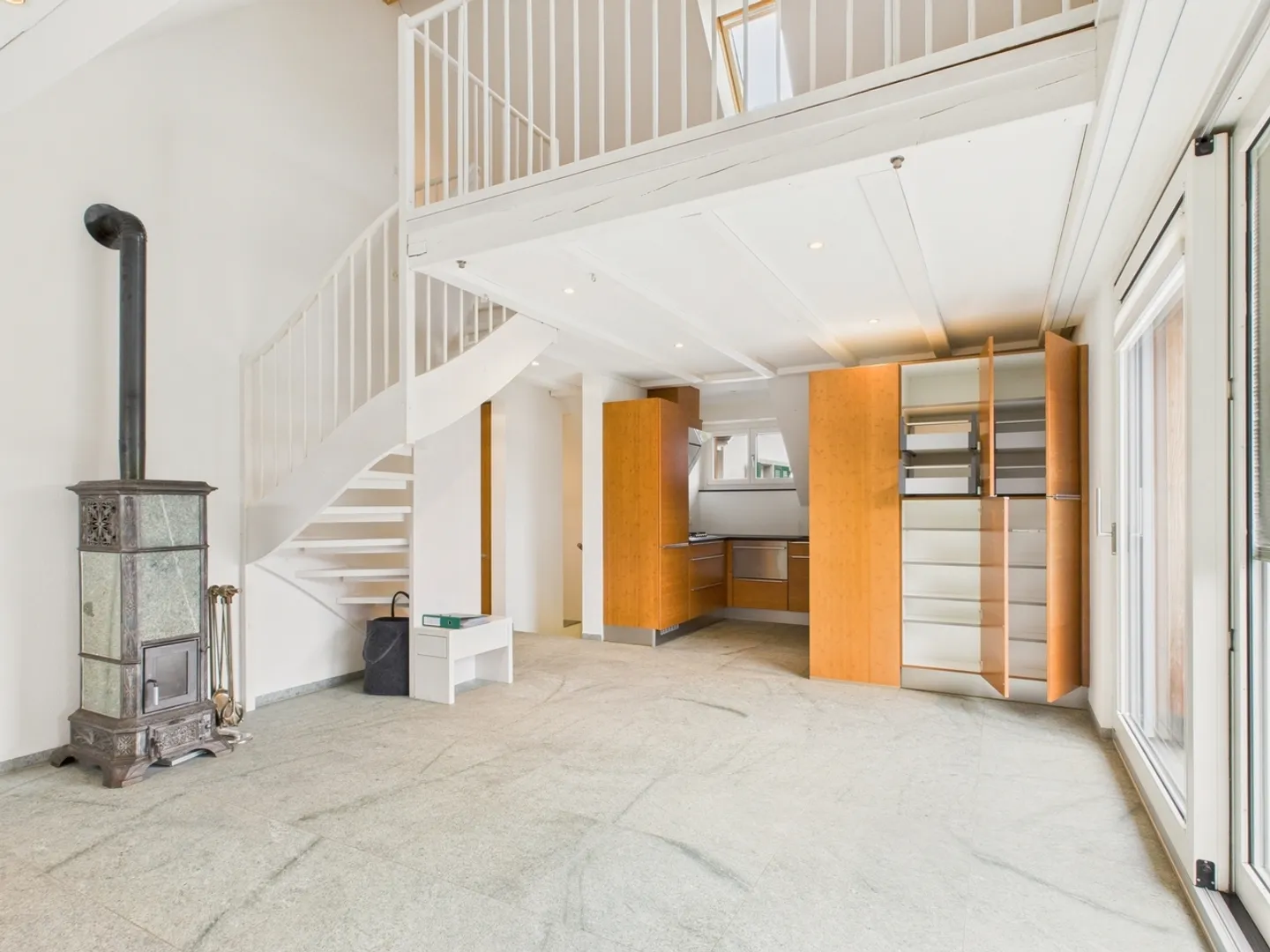 Appartement en duplex lumineux de 3 pièces dans un emplacement calme à Herrliberg - Photo 4 sur 13