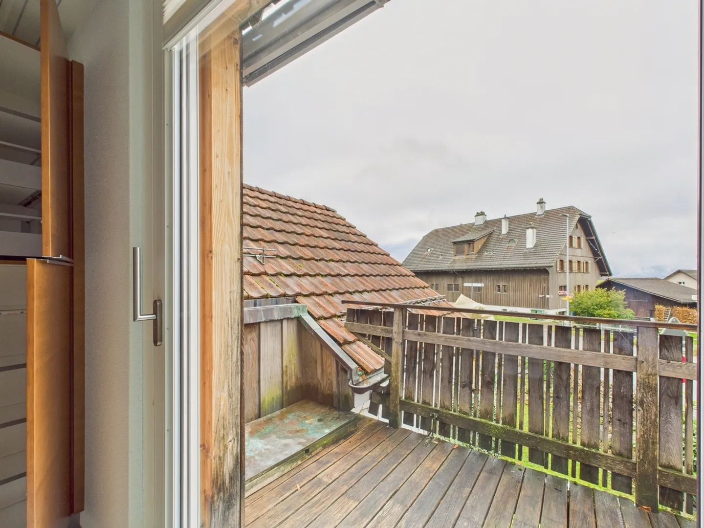 Appartement en duplex lumineux de 3 pièces dans un emplacement calme à Herrliberg - Photo 12 sur 13