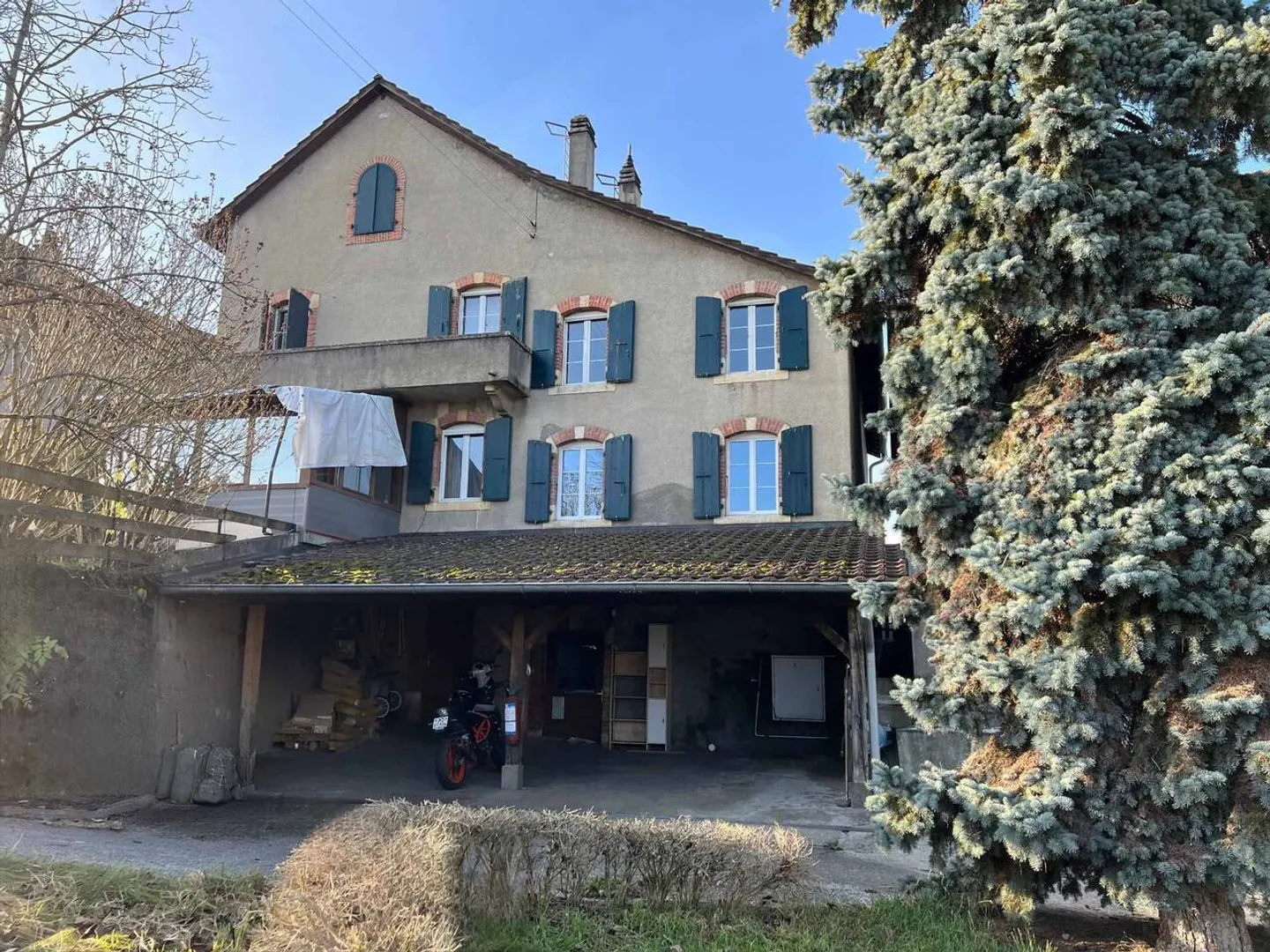 Charming semi-detached house with 4½ rooms, garden, and parking spaces - Photo 1 of 13