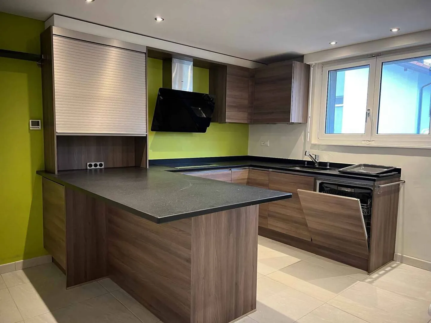 Charming semi-detached house with 4½ rooms, garden, and parking spaces - Photo 2 of 13