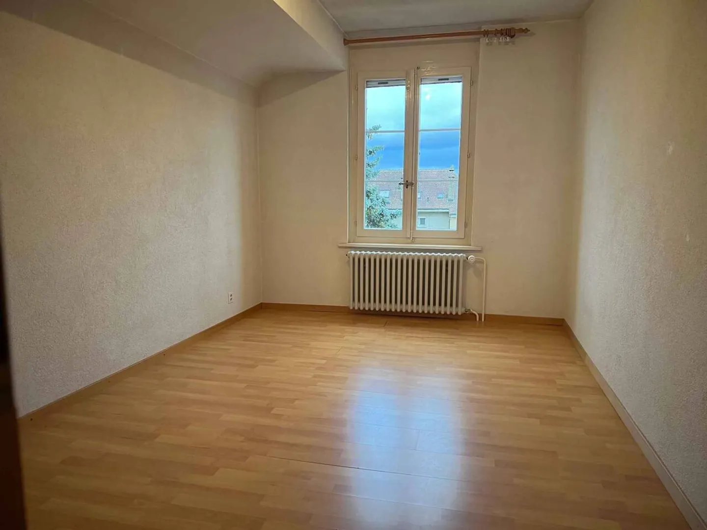 Charming semi-detached house with 4½ rooms, garden, and parking spaces - Photo 6 of 13