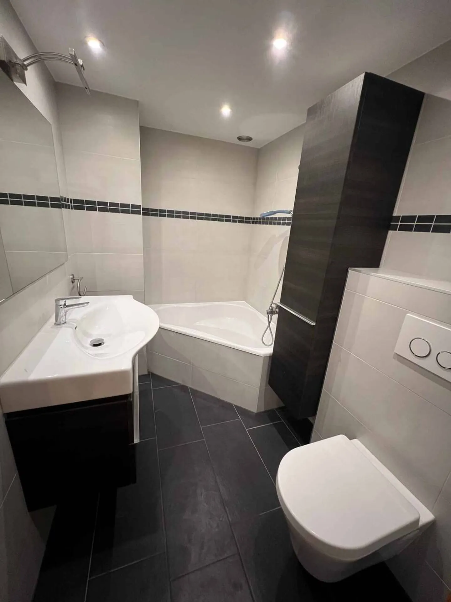 Charming semi-detached house with 4½ rooms, garden, and parking spaces - Photo 8 of 13