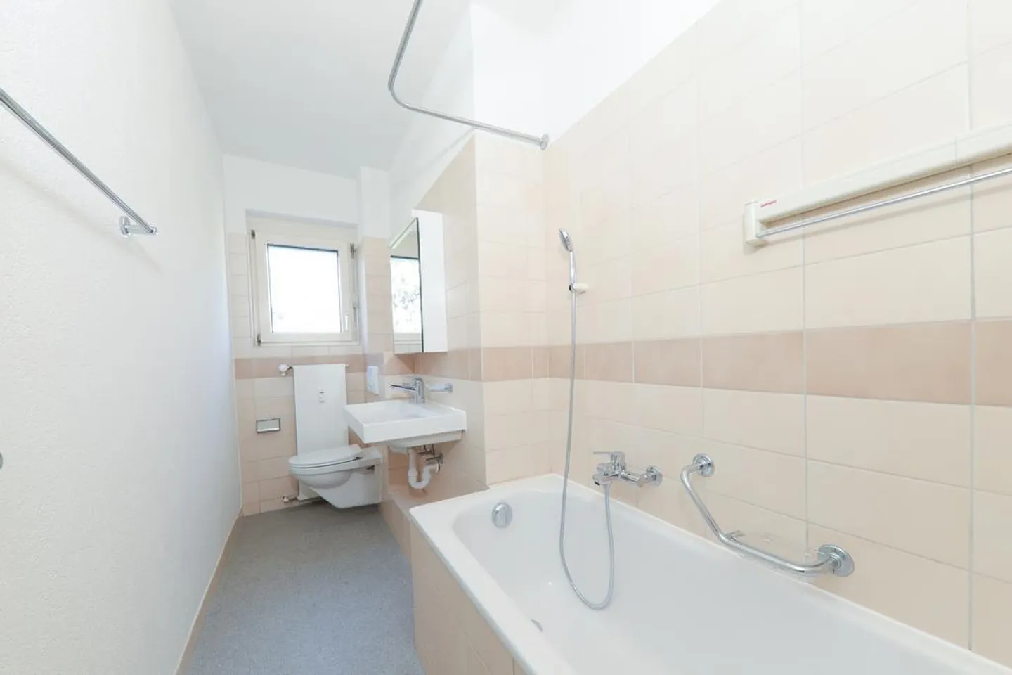 Attractive 3-room apartment with balcony and good infrastructure - Photo 3 of 7