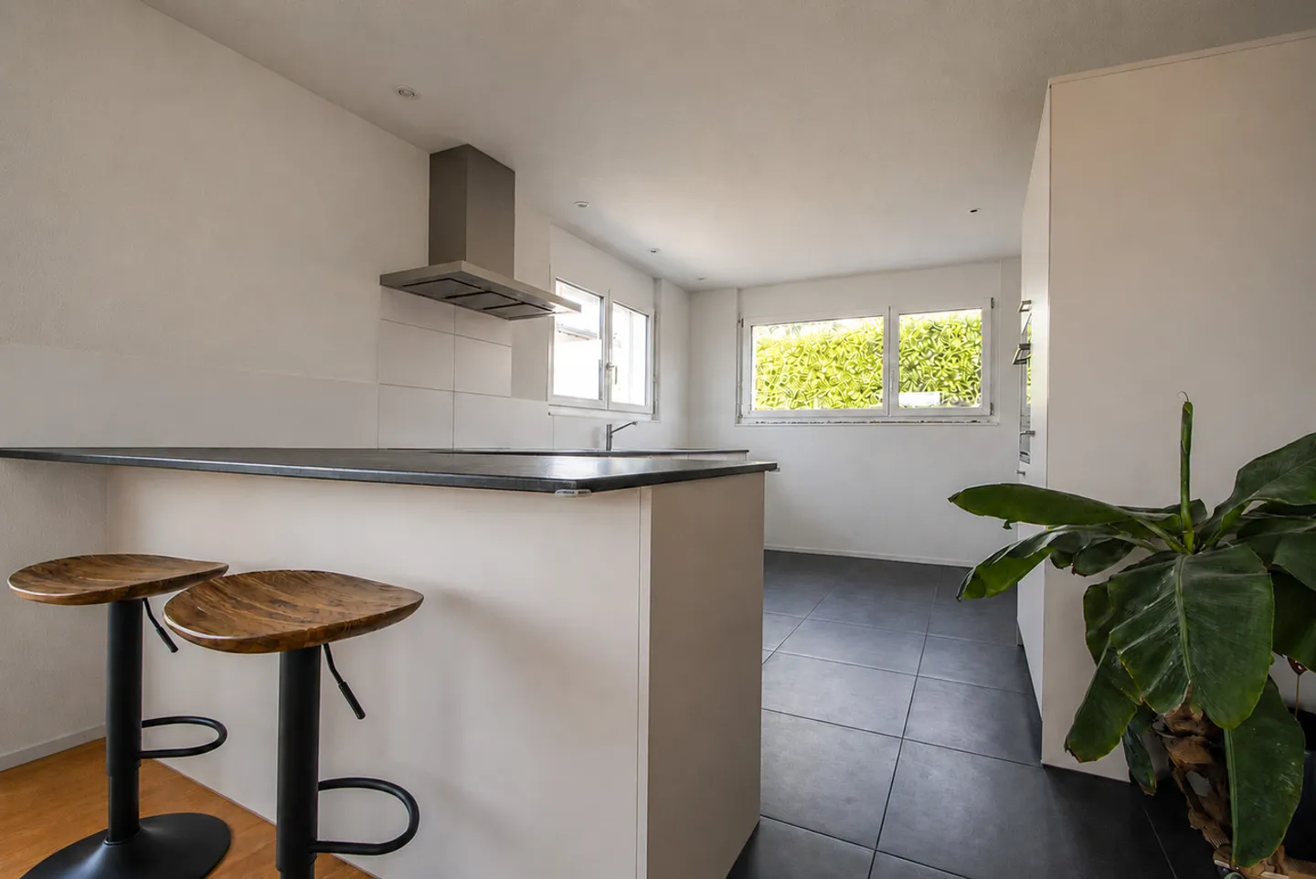 Modern 5.5-Room Apartment - Photo 2 of 13