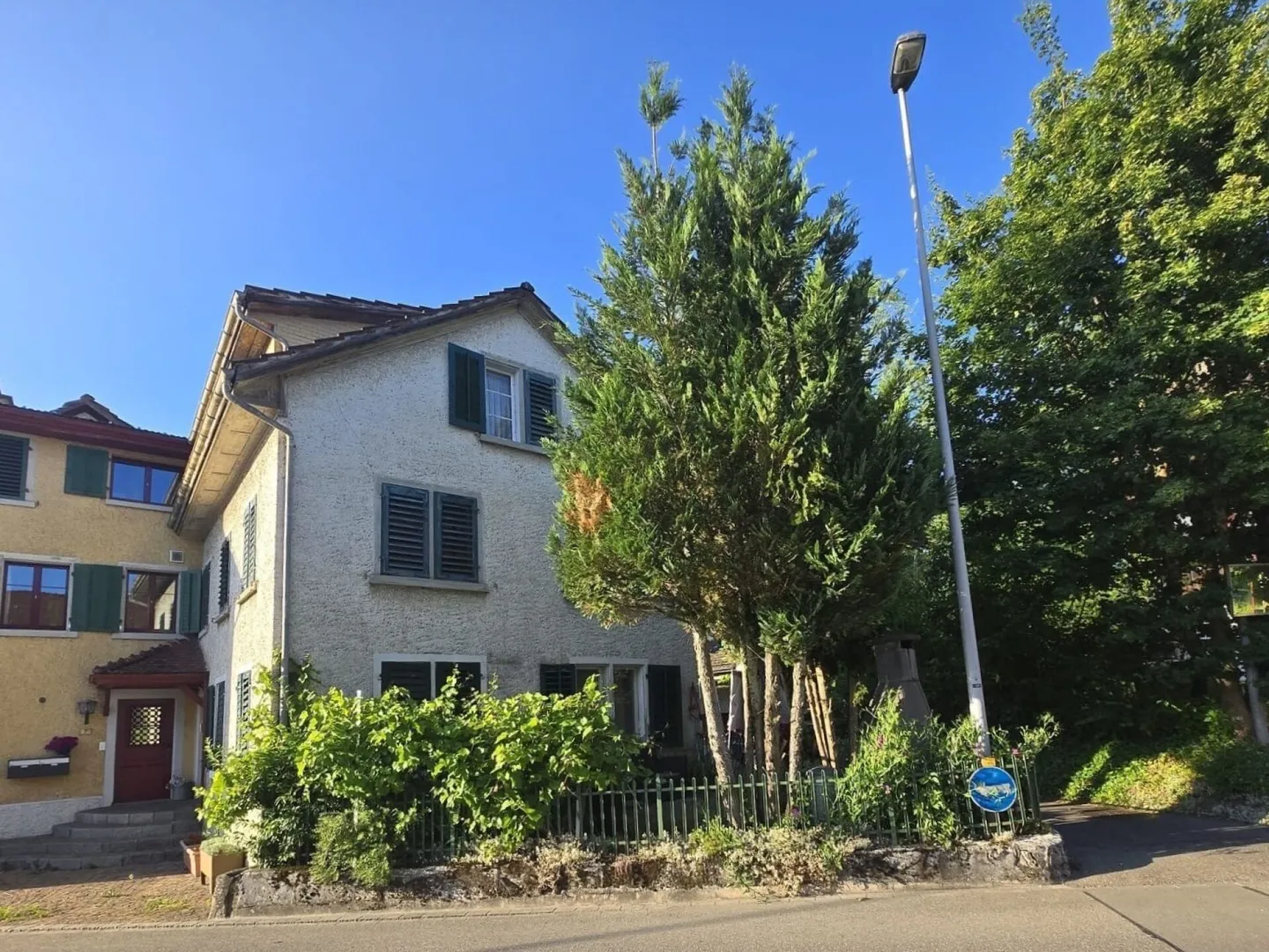 Un paradis pour les artisans : maison individuelle à rénover dans un emplacement central - Photo 1 sur 12