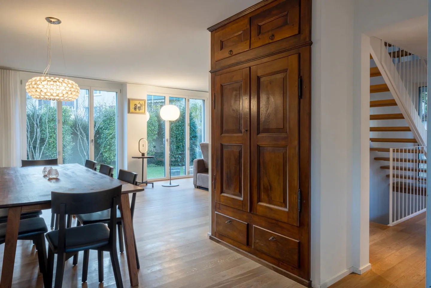 Maison individuelle de 8 pièces intemporelle dans un environnement vert et central. - Photo 2 sur 3