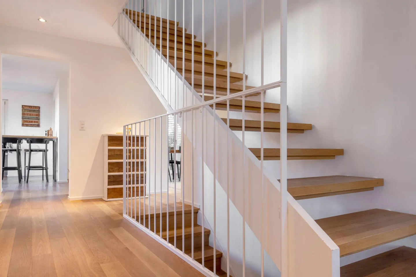 Maison individuelle de 8 pièces intemporelle dans un environnement vert et central. - Photo 3 sur 3