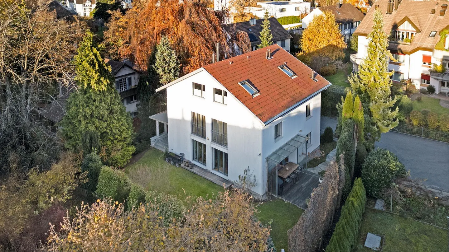 Maison individuelle de 8 pièces intemporelle dans un environnement vert et central. - Photo 1 sur 3