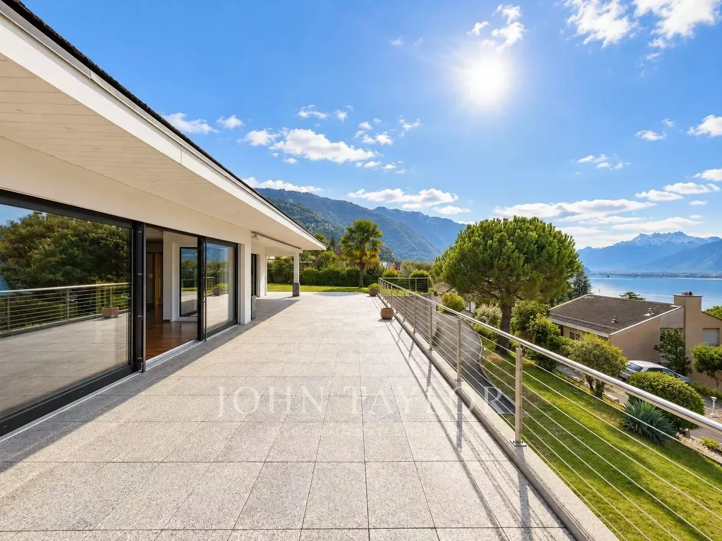 Elegante Detached Villa mit Seeblick - Foto 1 von 19