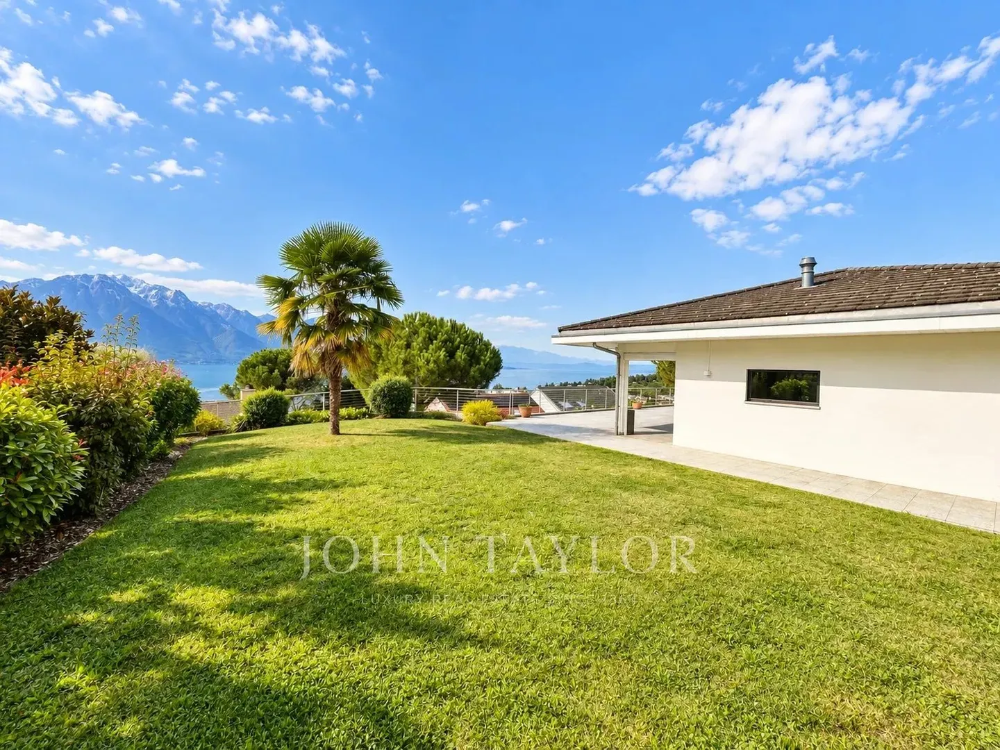 Elegante Detached Villa mit Seeblick - Foto 3 von 19