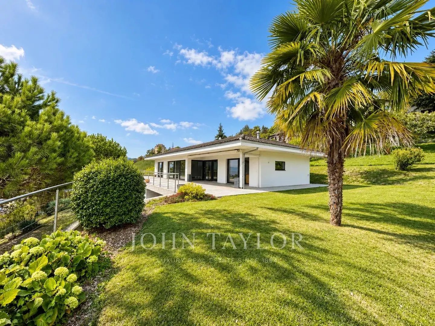 Elegante Detached Villa mit Seeblick - Foto 2 von 19
