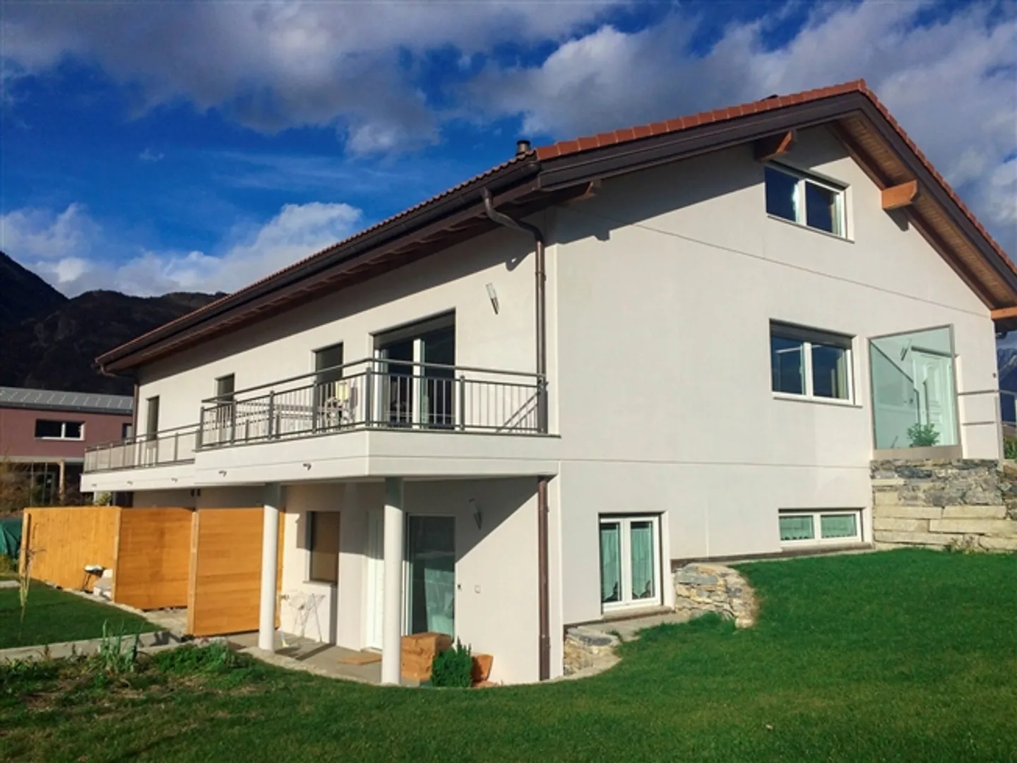 Ardon - Villa spaziosa con 4 appartamenti, ideale per famiglie o investitori - Foto 1 di 13