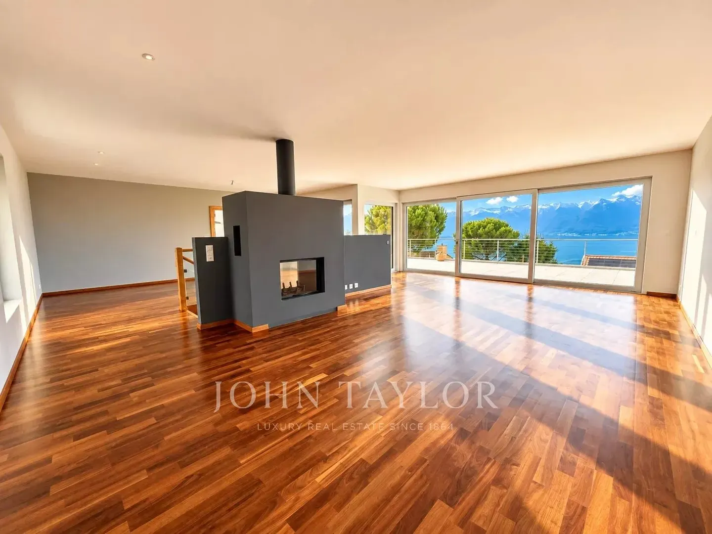 Elegante Detached Villa mit Seeblick - Foto 6 von 19