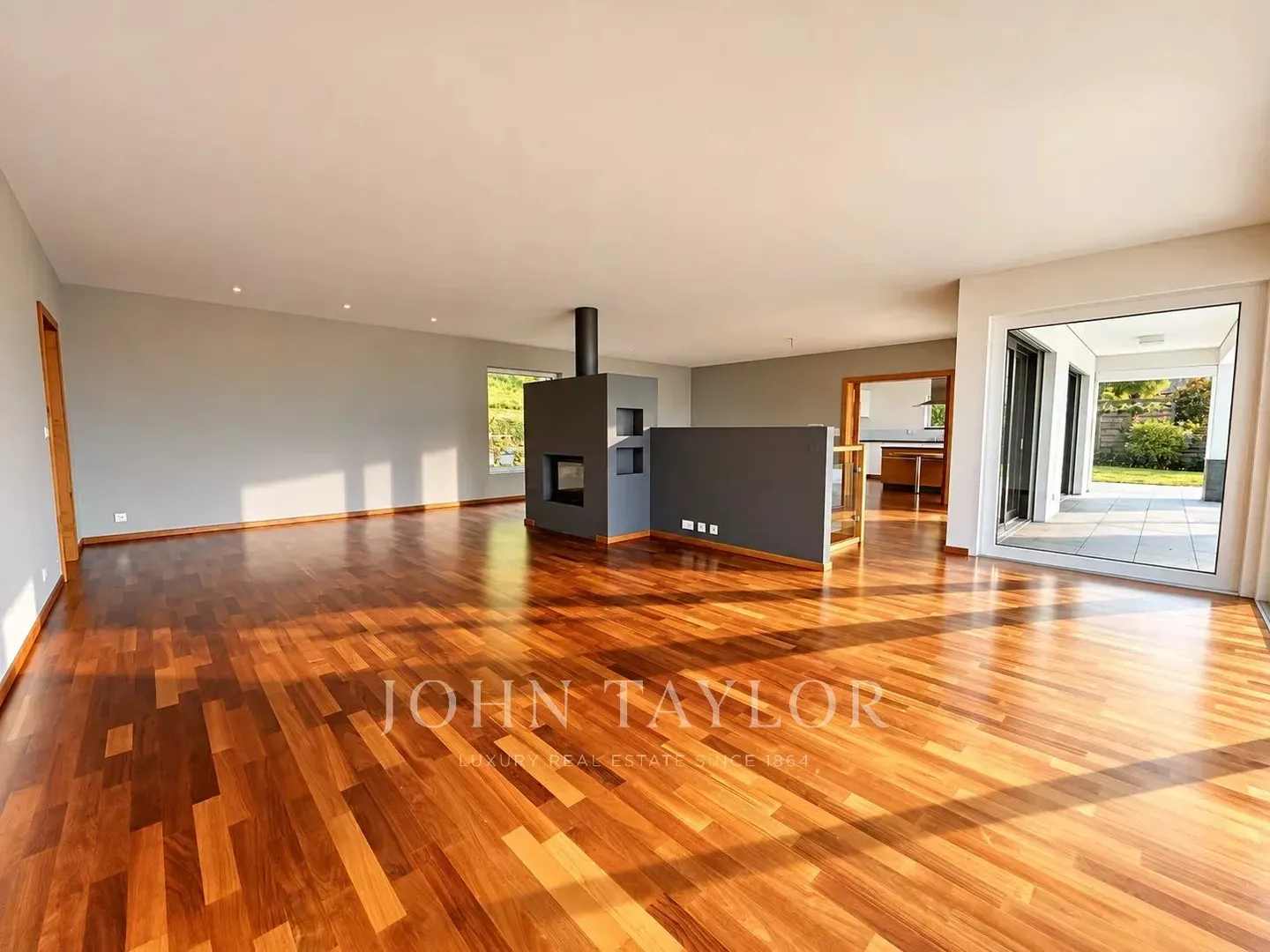 Elegante Detached Villa mit Seeblick - Foto 8 von 19