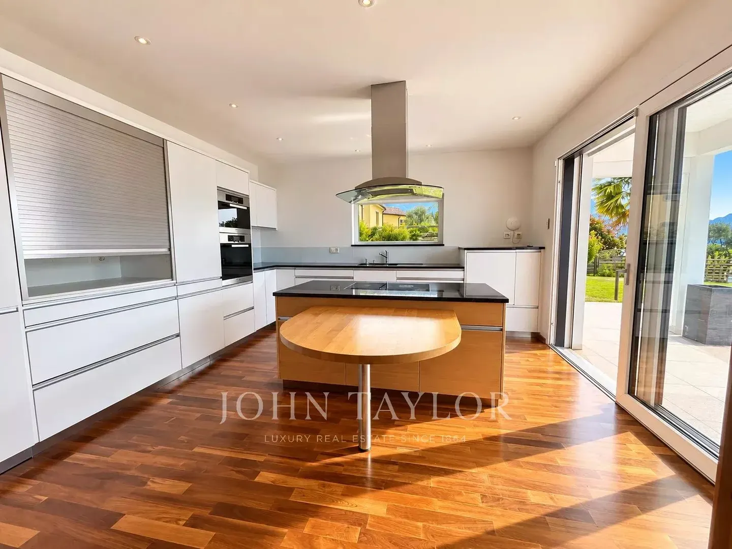 Elegante Detached Villa mit Seeblick - Foto 9 von 19
