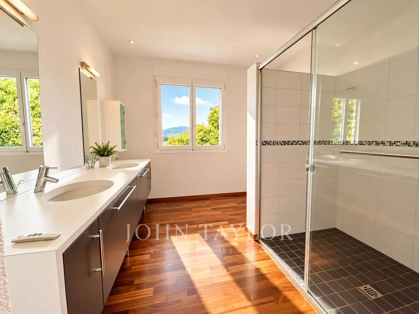 Elegante Detached Villa mit Seeblick - Foto 14 von 19