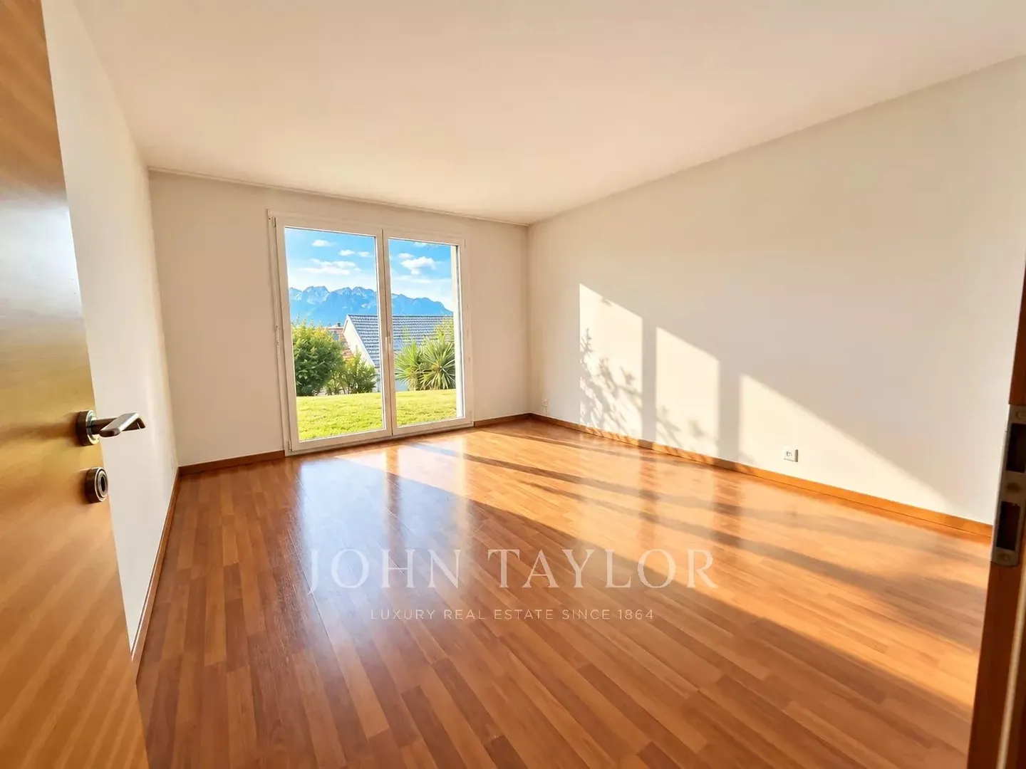 Elegante Detached Villa mit Seeblick - Foto 15 von 19