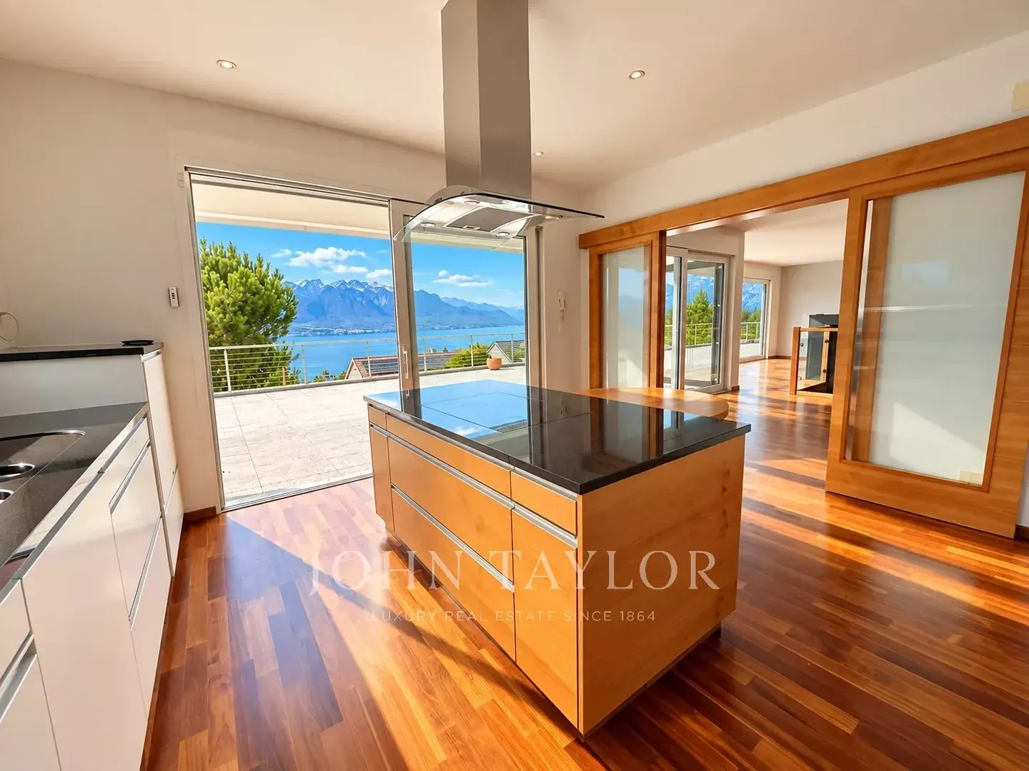 Elegante Detached Villa mit Seeblick - Foto 10 von 19