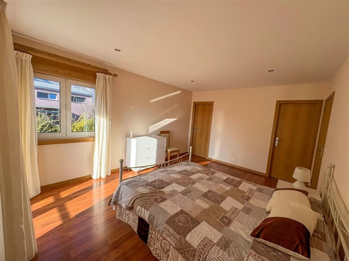 Ardon - Villa spaziosa con 4 appartamenti, ideale per famiglie o investitori - Foto 11 di 13