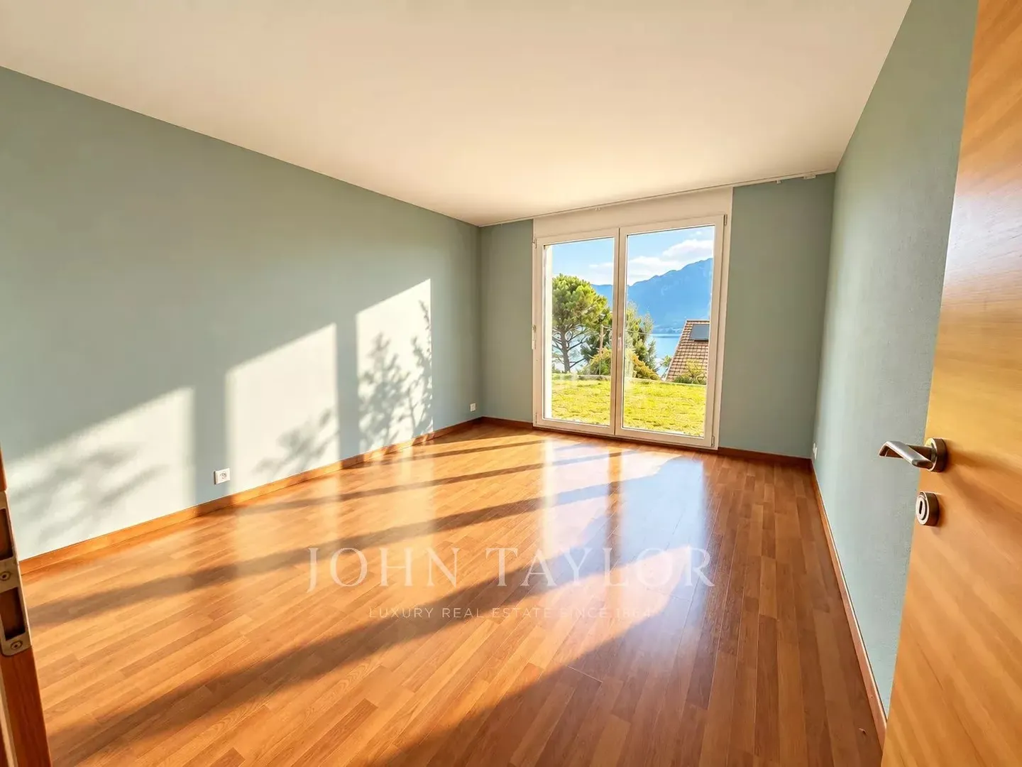 Elegante Detached Villa mit Seeblick - Foto 16 von 19