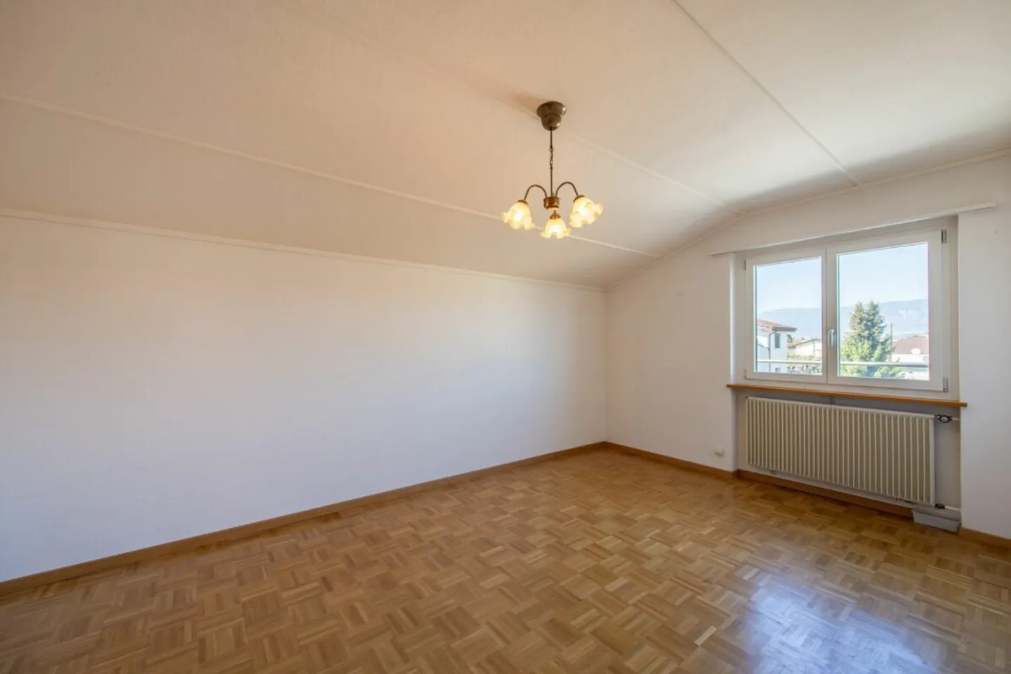 Grosszügig leben, individuell gestalten - Haus mit 3 Garagen & Gartenidylle - Foto 12 von 34