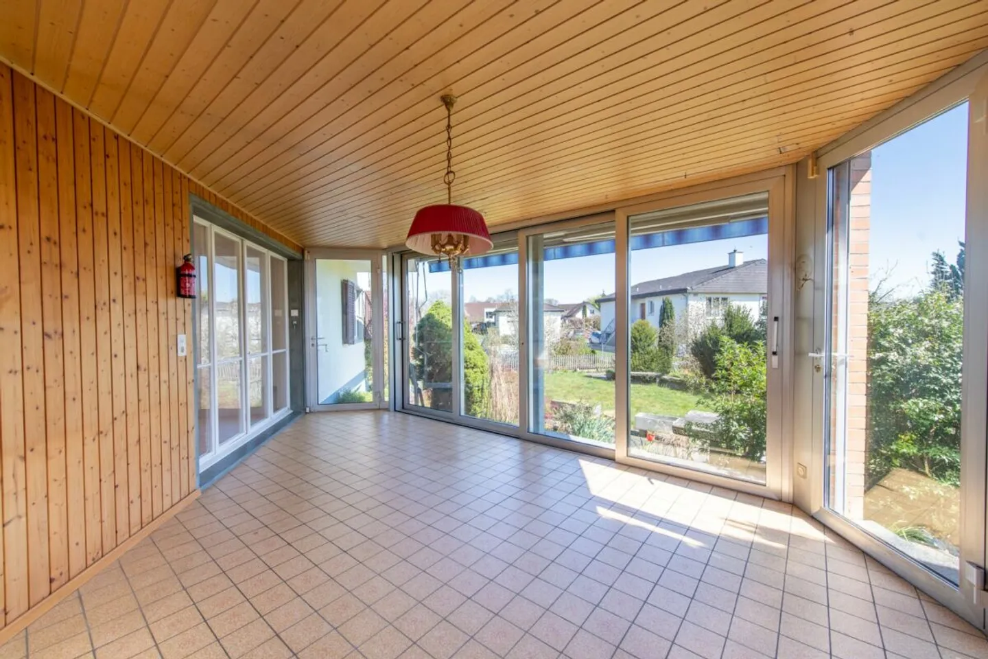 Grosszügig leben, individuell gestalten - Haus mit 3 Garagen & Gartenidylle - Foto 16 von 34