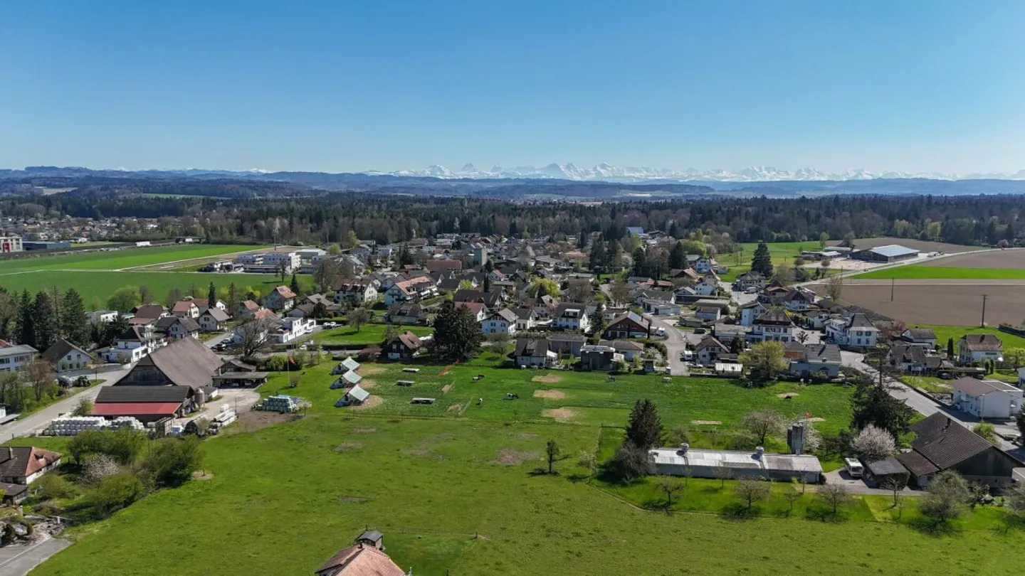 Grosszügig leben, individuell gestalten - Haus mit 3 Garagen & Gartenidylle - Foto 2 von 34