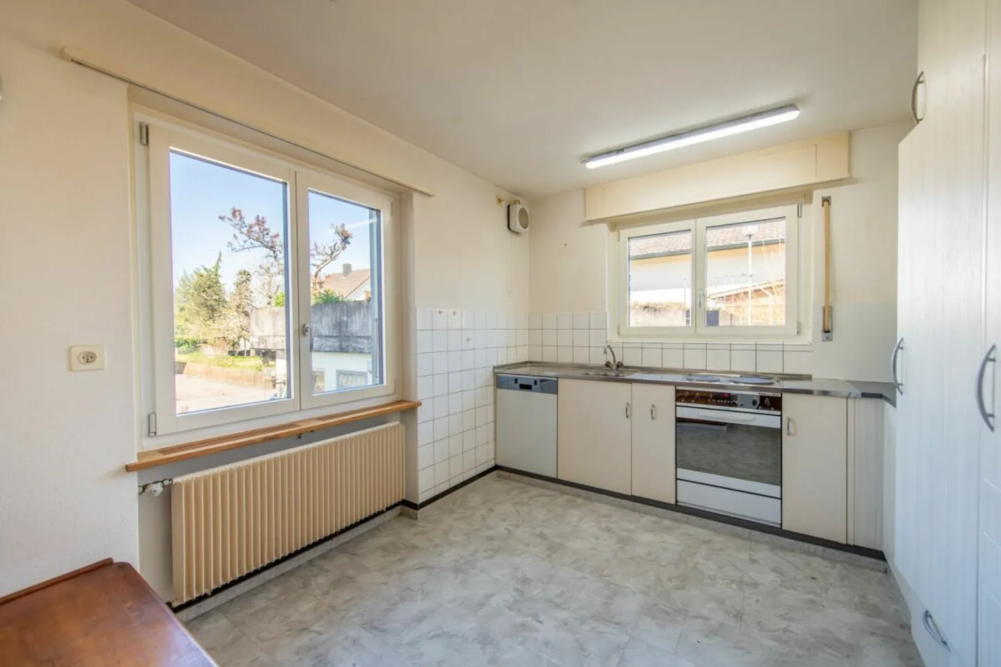 Grosszügig leben, individuell gestalten - Haus mit 3 Garagen & Gartenidylle - Foto 5 von 34