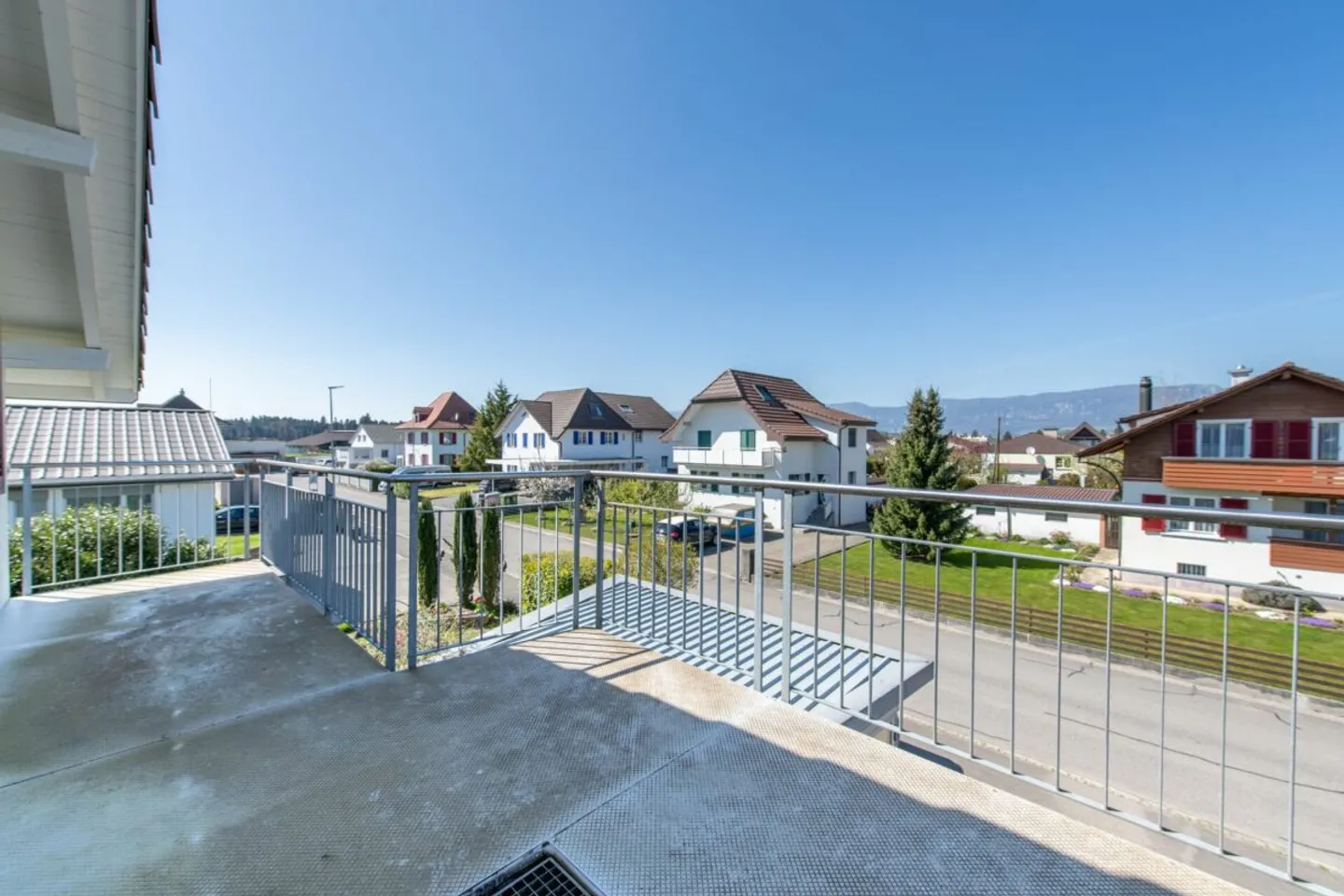 Grosszügig leben, individuell gestalten - Haus mit 3 Garagen & Gartenidylle - Foto 19 von 34