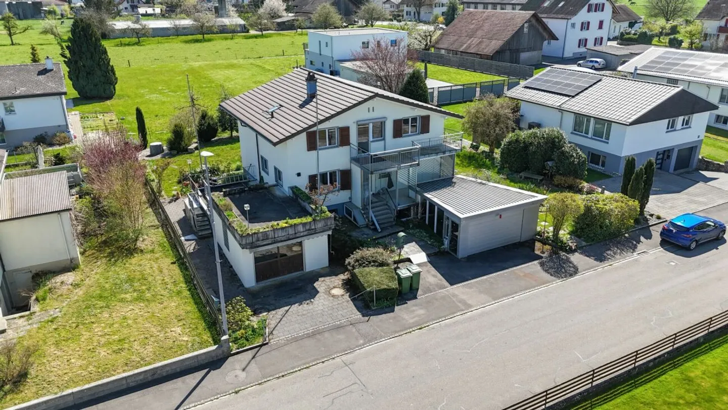 Grosszügig leben, individuell gestalten - Haus mit 3 Garagen & Gartenidylle - Foto 32 von 34