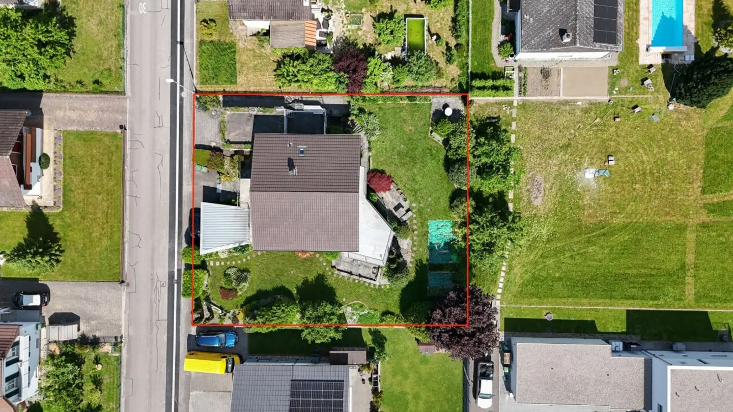 Grosszügig leben, individuell gestalten - Haus mit 3 Garagen & Gartenidylle - Foto 34 von 34