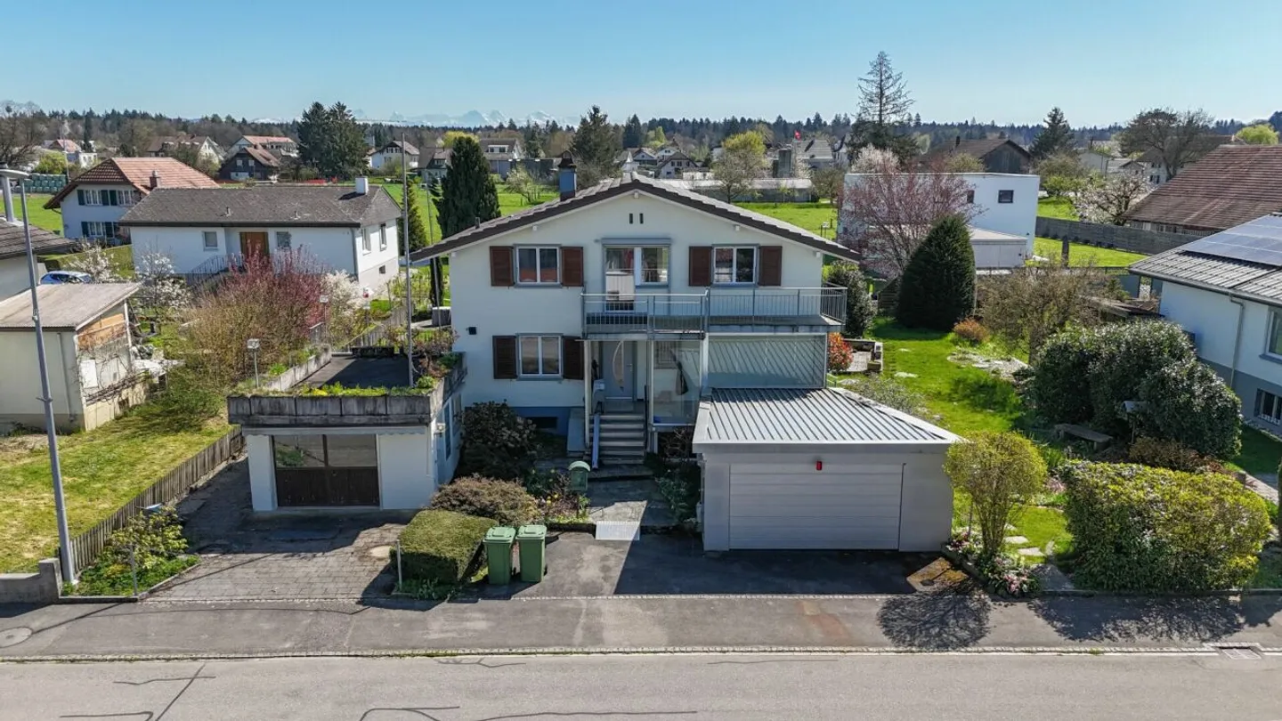 Grosszügig leben, individuell gestalten - Haus mit 3 Garagen & Gartenidylle - Foto 31 von 34