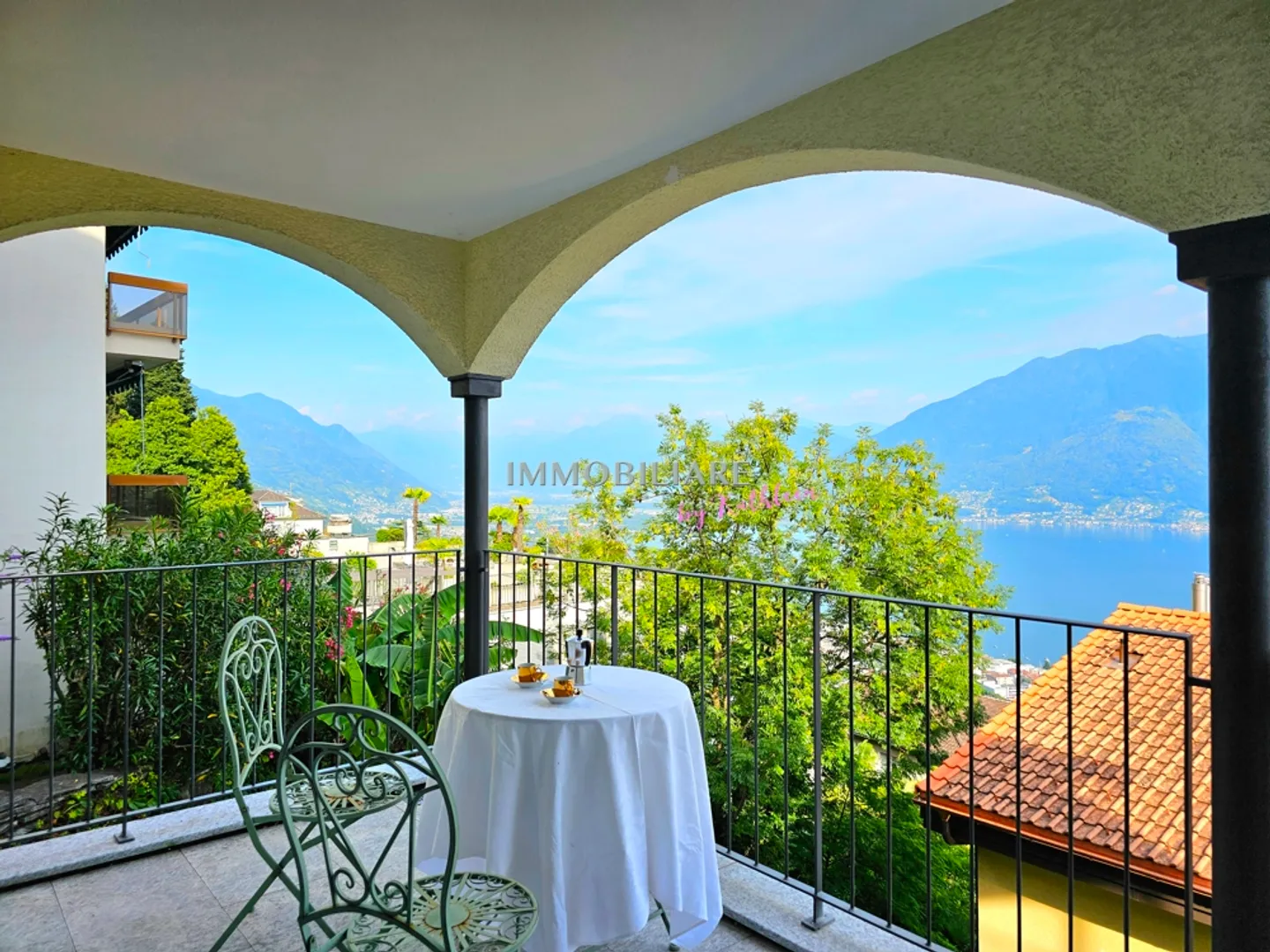 Duplex con 2 grandi terrazze, quota giardino e vista parziale sul lago, residenza principale - Foto 1 di 15