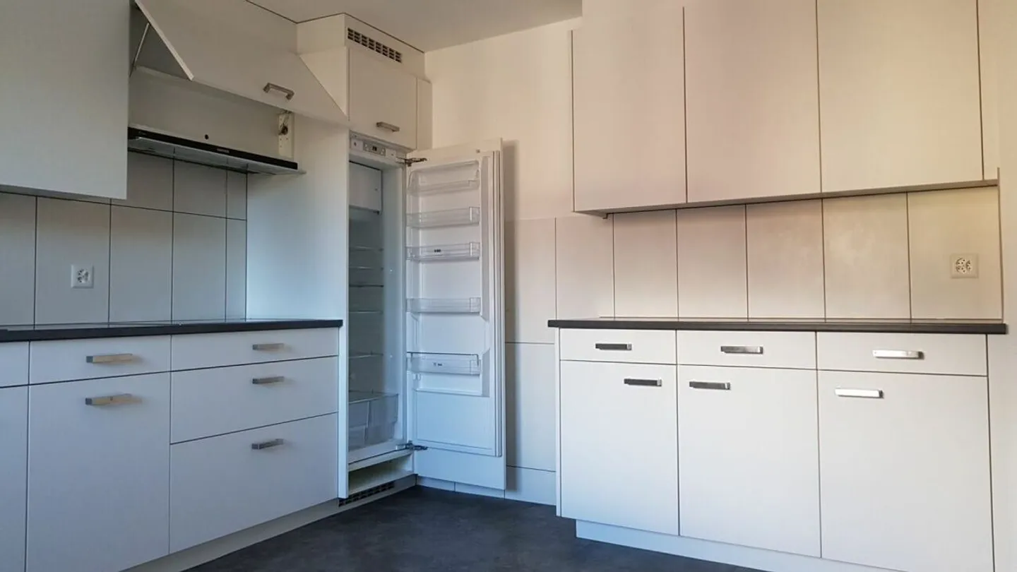 Well-maintained 4-room apartment for rent in a central location - Photo 4 of 15
