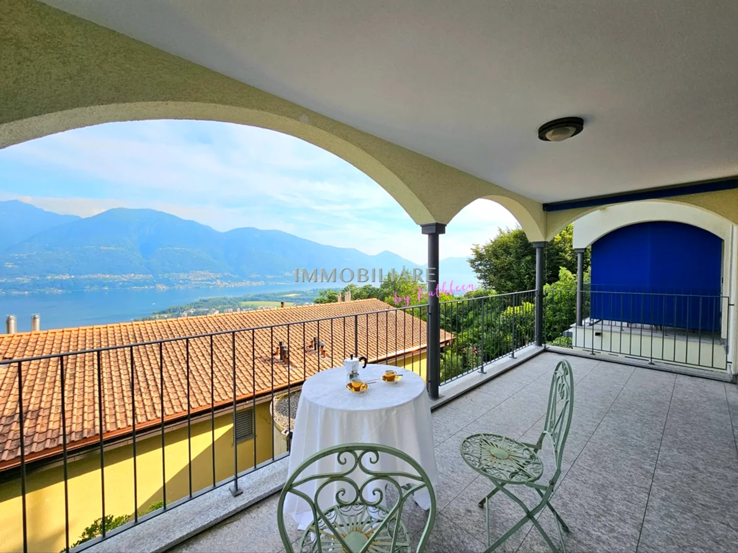 Duplex con 2 grandi terrazze, quota giardino e vista parziale sul lago, residenza principale - Foto 3 di 15