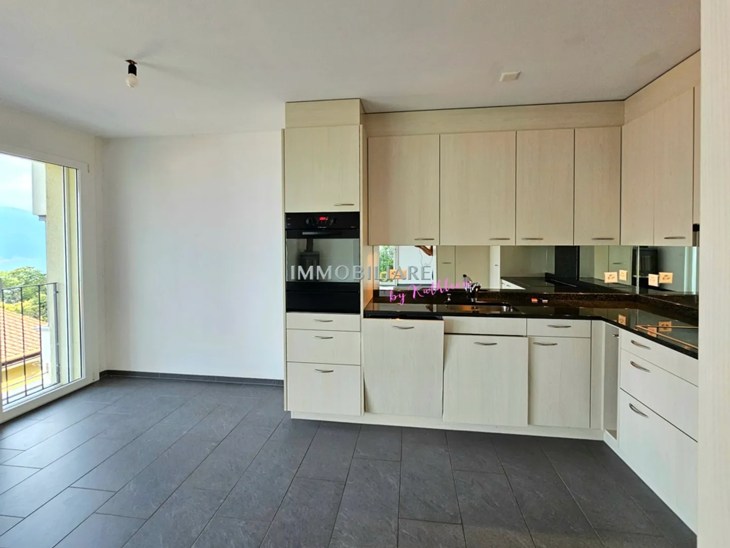 Duplex con 2 grandi terrazze, quota giardino e vista parziale sul lago, residenza principale - Foto 5 di 15