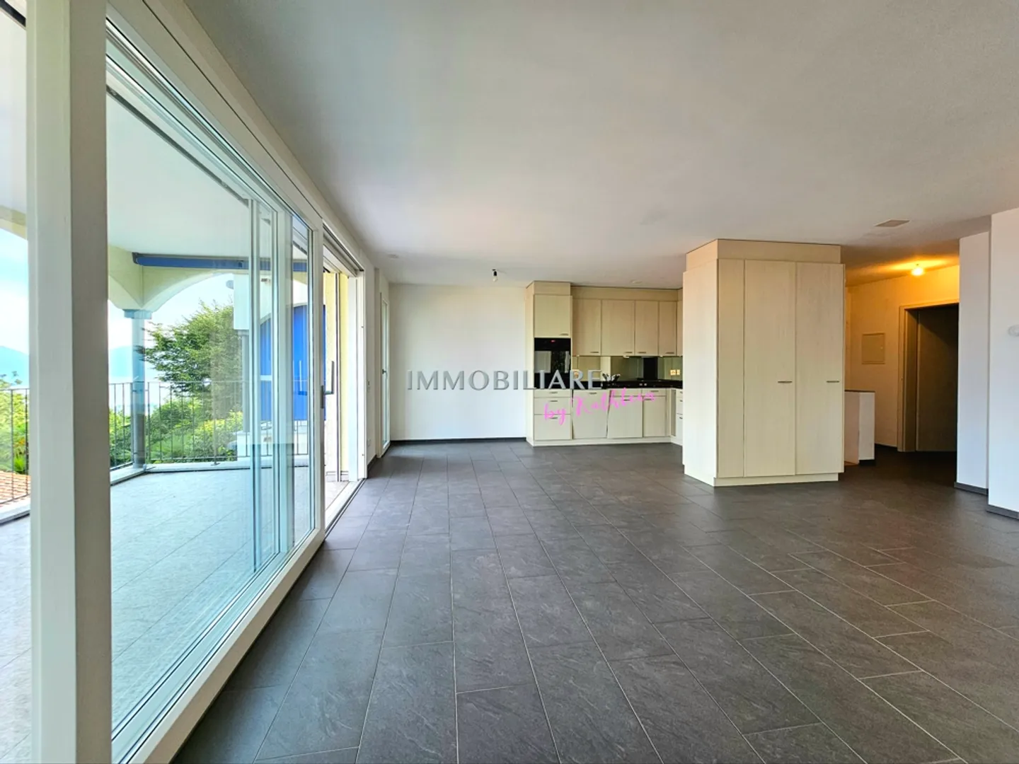 Duplex con 2 grandi terrazze, quota giardino e vista parziale sul lago, residenza principale - Foto 6 di 15