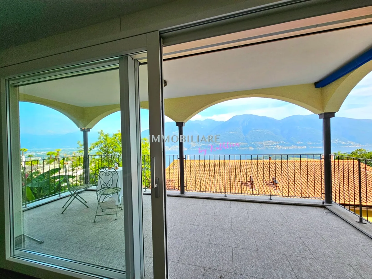 Duplex con 2 grandi terrazze, quota giardino e vista parziale sul lago, residenza principale - Foto 7 di 15