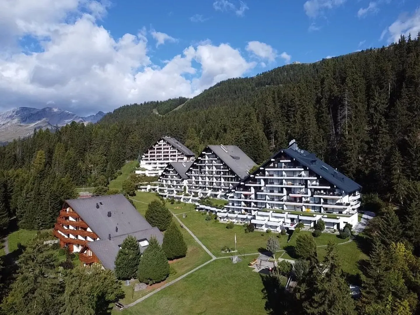 Fascino alpino e vista panoramica per questo splendido appartamento di 3,5 locali - Foto 1 di 10